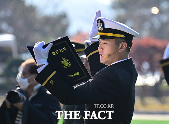 이재용 회장 장남 이지호 씨가 28일 오후 경남 창원시 진해구 해군사관학교에서 열린 '제139기 해군사관후보생 임관식'에 참석해 선서를 하고 있다. /창원=박헌우 기자