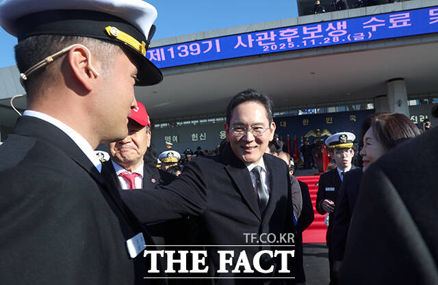 이재용 삼성전자 회장(왼쪽)과 홍라희 전 삼성미술관 리움 관장이 28일 오후 경남 창원 해군사관학교 연병장에서 열린 제139기 해군·해병대 사관후보생 수료 및 임관식에 참석해 장남 이지호 소위로부터 경례를 받고 있다. /창원=임영무 기자