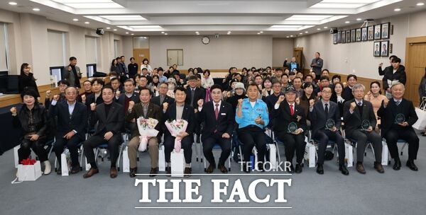 계룡시가 지난 27일 2025계룡軍문화축제 유공기관 및 유공자 감사패·표창을 수여했다. /계룡시