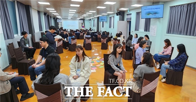 교원들이 관계보듬교실 프로그램에 참여해 공동체 회복을 위한 생활교육 실제 사례를 공유하고 있다. /충남도교육청