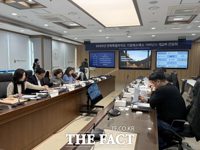 28일 전북도는 전북경제통상진흥원에서 도내 기업지원 유관기관들과 누적된 미해결 사례에 대한 체계적 진단 등을 위해 기업애로해소 거버넌스 간담회를 열었다. /전북도