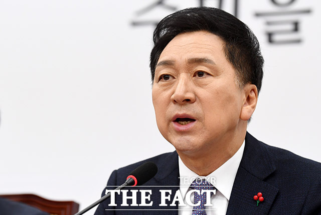 특검팀은 김 여사에게 명품 로저비비에 가방을 건넨 의혹을 받고 있는 김기현 국민의힘 의원 배우자를 내달 5일 청탁금지법 위반 혐의 피의자로 불러 조사할 계획이다. /국회=남용희 기자