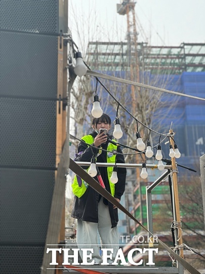 박평화(26) 씨는 누군가 차별받지 않고 살아갈 수 있는 세상을 만들 수 있는 기회가 있다면 좋겠다며 기회가 된다면 어느 단체에 소속되든 시민단체 활동가로서의 일을 계속 이어가고 싶다고 강조했다. 사진은 지난 4월4일 윤석열 전 대통령 탄핵 심판 당일 집회 자원봉사자로 참여한 박 씨의 모습./독자 제공