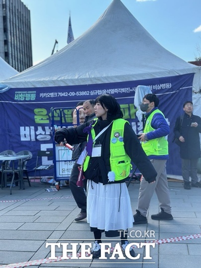 박평화(26) 씨는 지난해 12월3일 오후 11시께 경기도 광명에서 지하철 1호선과 9호선 막차를 타고 허둥지둥 여의도로 향했다. 그는 계엄이라는 상황을 믿지 못하면서도 일단 가보자는 마음이었다며 계엄이 성공하면 국회 앞이 아니더라도 언젠가는 죽게 될 거라는 두려움도 있었다고 회상했다. 사진은 지난 3월29일 윤석열 전 대통령 탄핵 촉구 집회 자원사자로 참여한 박 씨의 모습. /독자 제공