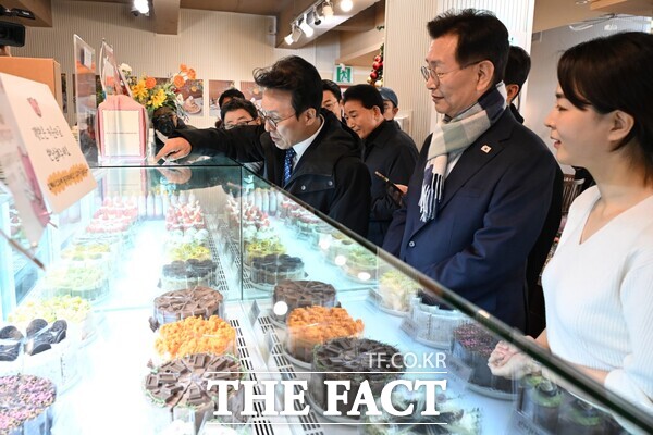 김민석 국무총리가 28일 대전 중구 대흥동 일대 중소 빵집을 방문했다. /대전 중구