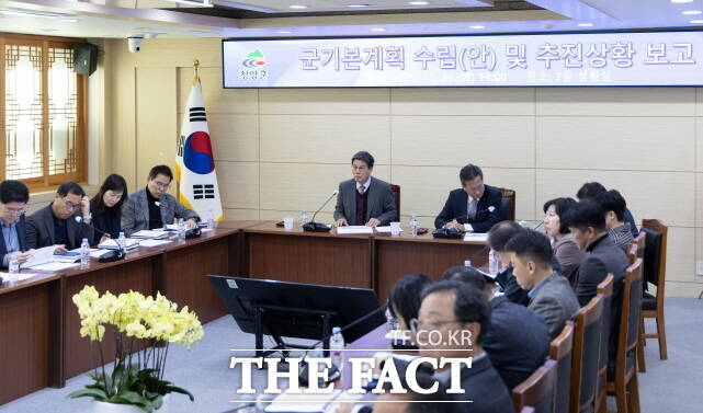 청양군이 최근 2040 청양 군기본계획 보고회를 열고 농어촌기본소득 시범사업과 연계한 인구·생활권 전략 등을 논의하고 있다. /청양군