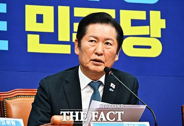 정청래 대표는 당 지도부 선거와 지방선거 공천 과정에서 권리당원 표심을 대폭 강화하는 당헌·당규 개정안을 추진 중이다. 현재 권리당원 1표의 가치는 대의원 1표의 20분의 1 수준인데, 이같은 규정을 없애 모든 당원의 한 표가 동일한 가치를 지니도록 제도를 손봐 당원 민주주의를 강화하겠다는 취지다. /배정한 기자