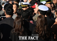  장남 이지호 장교 임관식서 아빠와의 축하 바라보는 임세령 [포토]