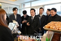  김민석 국무총리, 대전 원도심 '빵지순례'…상인들과 간담회도