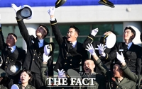  모자 날리며 장교 임관 자축하는 이재용 장남 이지호 [포토]
