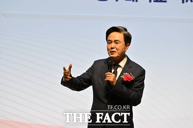 김태흠 충남도지사가 28일 공주대 백제문화교육관에서 열린 2025 충청남도 소비자대회 무대에 올라 인사말을 하고 있다. /충남도