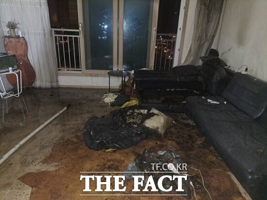 29일 오전 3시 33분쯤 경기 파주시 동패동의 한 아파트 5층에서 화재가 발생한 가운데 불길이 진화된 뒤 해당 가정 모습. /경기북부소방재난본부