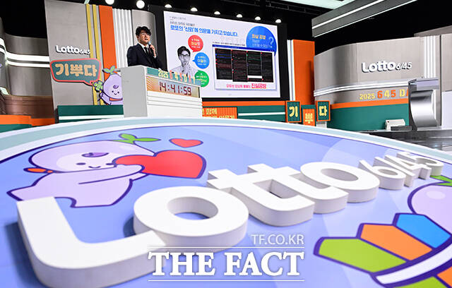 홍덕기 동행복권 대표가 29일 오후 서울 마포구 성암 MBC 경영센터에서 열린 로또복권 추첨 생방송 '645 데이'에 참석해 기자간담회를 갖고 있다. /임영무 기자