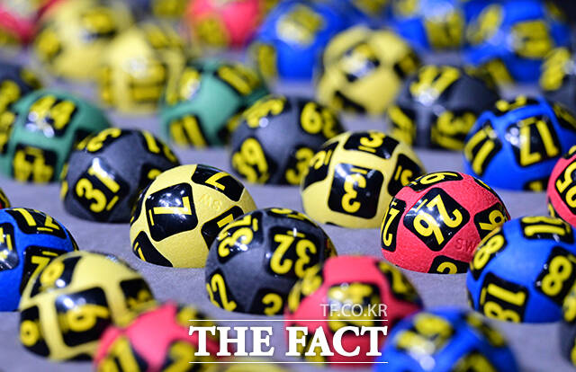 참관인 100명과 함께한 로또복권 추첨 생방송이 29일 오후 서울 마포구 상암 MBC에서 열린 가운데 동행복권 관계자가 생방송을 앞두고 추첨기를 점검하고 있다. /임영무 기자