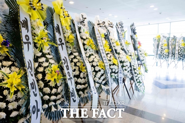 단기간의 성과, 빠른 인지도, 스타 시스템 중심 산업 구조 속에서도 이순재는 꾸준함·겸손·인내라는 오래된 가치가 얼마나 강력한 힘을 갖는지 몸으로 증명했다. 빈소에는 후배 연기자들의 조화가 줄을 이었다. /사진공동취재단