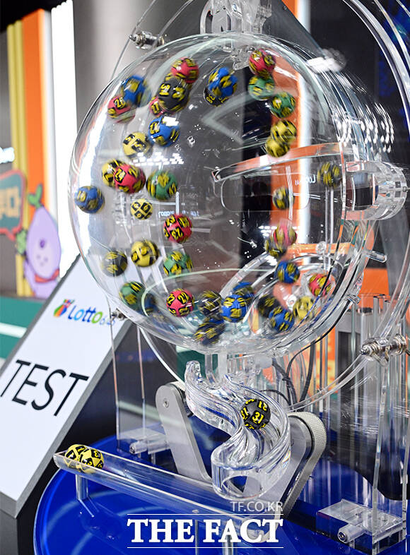 참관인 100명과 함께한 로또복권 추첨 생방송이 29일 오후 서울 마포구 상암 MBC에서 열린 가운데 동행복권 관계자가 생방송을 앞두고 추첨기를 점검하고 있다. /임영무 기자