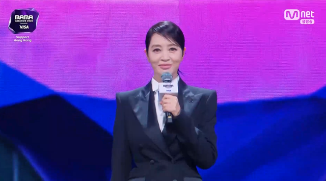 배우 김혜수가 2025 MAMA AWARDS의 호스트로 나서 홍콩 화재 참사 피해자들을 향한 추모의 메시지를 전했다. /방송 화면 캡처