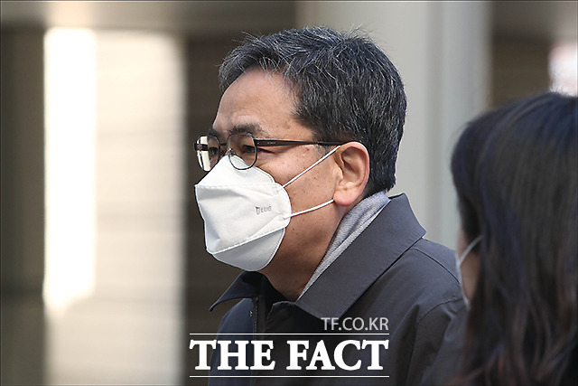 대장동 개발과 관련해 도움을 주고 아들의 퇴직금 명목으로 50억원을 받았다는 의혹이 제기되며 이른바 화천대유 50억 클럽으로 거론된 곽상도 전 국민의힘 의원이 4일 오전 서울 서초구 서울중앙지방법원에서 영장실질심사(구속전피의자심문)에 출석하고 있다.