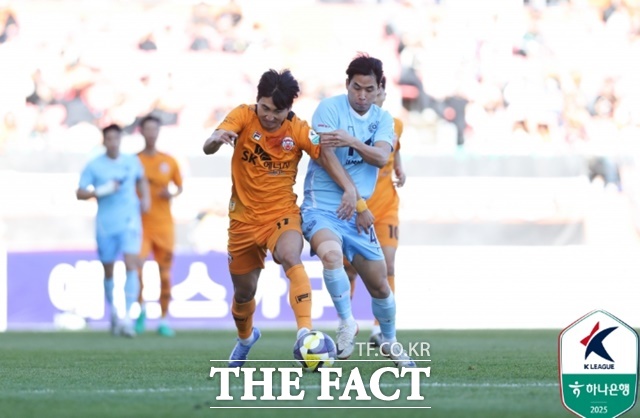 한 팀은 무조건 2부리그로 강등될 수밖에 없는 30일 최종전을 앞두고 있는 제주와 대구의 올 시즌 경기 장면./K리그