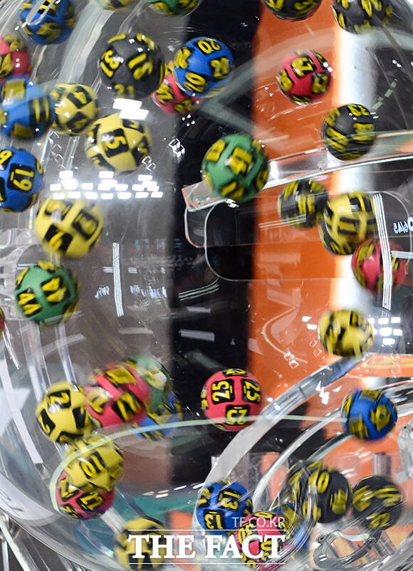 참관인 100명과 함께한 로또복권 추첨 생방송이 29일 오후 서울 마포구 상암 MBC에서 열린 가운데 동행복권 관계자가 생방송을 앞두고 추첨기를 점검하고 있다. /임영무 기자