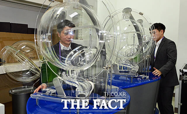 참관인 100명과 함께한 로또복권 추첨 생방송이 29일 오후 서울 마포구 상암 MBC에서 열린 가운데 동행복권 관계자가 생방송을 앞두고 추첨기를 점검하고 있다. /임영무 기자