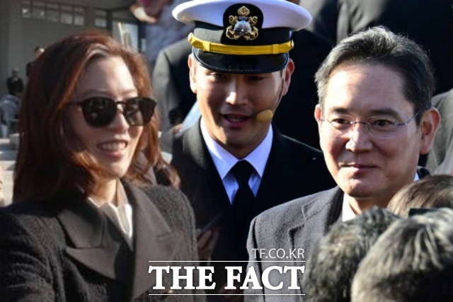 제139기 해군·해병대 사관후보생 임관식에서 장남 이지호 씨의 임관을 축하하기 위해 나란히 참석한 이재용 삼성전자 회장과 임세령 대상홀딩스 부회장. /뉴시스