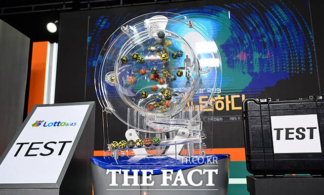 참관인 100명과 함께한 로또복권 추첨 생방송이 29일 오후 서울 마포구 상암 MBC에서 열린 가운데 동행복권 관계자가 생방송을 앞두고 추첨기를 점검하고 있다. /임영무 기자