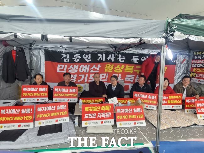 김동연 경기도지사가 29일 도청 1층 천막농성장에서 단식 중인 도의회 국민의힘 백현종 의원을 만나 건강 등 안부를 묻고 있다. /독자 제공