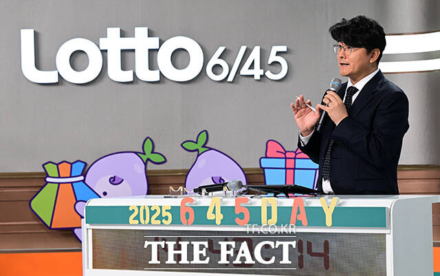 홍덕기 동행복권 대표가 29일 오후 서울 마포구 성암 MBC 경영센터에서 열린 로또복권 추첨 생방송 '645 데이'에 참석해 기자간담회를 갖고 있다. /임영무 기자