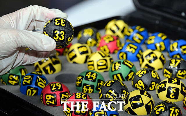 대국민 로또6/45 추첨 준비과정 공개가 29일 오후 서울 마포구 상암 MBC에서 열린 가운데 로또복권 관계자가 추첨볼을 점검하고 있다. /임영무 기자