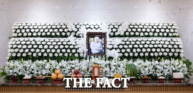 그는 나이를 이긴 배우가 아니라, 나이를 연기의 깊이로 승화한 배우였다. 사진은 지난 25일 91세 일기로 타계한 직후 서울 송파구 풍납동 서울아산병원 장례식장에 마련된 고인의 빈소 모습. /사진공동취재단