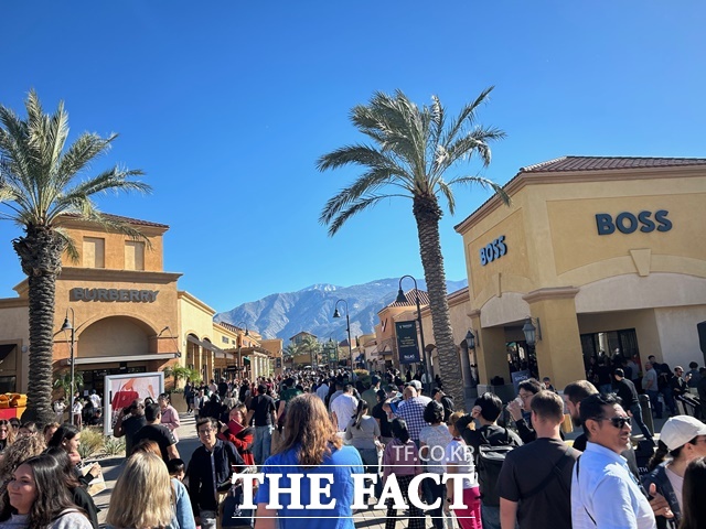 2025년 블랙프라이데이를 맞아 쇼핑객들로 북적이고 있는 미국 캘리포니아주의 팜스프링스 아웃렛./LA=황덕준 언론인