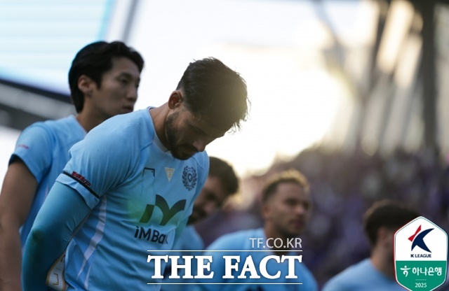 대구FC가 30일 '하나은행 K리그1 2025 파이널B' 38라운드 최종전에서 FC안양과 비기며 10년 만에 2부 강등을 면치 못한 가운데 선수들이 아쉬워하고 있다./K리그