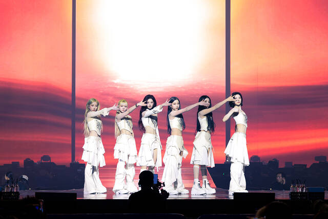 그룹 엔믹스의 해원 릴리 설윤 지우 규진 배이(왼쪽부터)가 30일 인천 중구 인스파이어 아레나에서 단독 콘서트 EPISODE 1: ZERO FRONTIER를 개최하고 라이브 공연을 펼쳐 보이고 있다./JYP엔터테인먼트