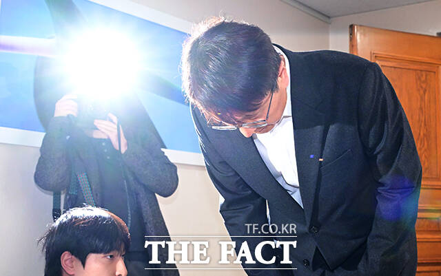 박대준 쿠팡 대표가 30일 오후 서울 종로구 정부서울청사에서 열린 쿠팡 관련 긴급 관계부처 장관회의를 마친 뒤 고개를 숙여 사과하고 있다. /임영무 기자