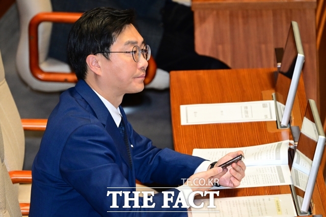 장경태 더불어민주당 의원이 27일 오후 서울 여의도 국회에서 열린 본회의에 출석해 굳은 표정을 짓고 있다./남윤호 기자