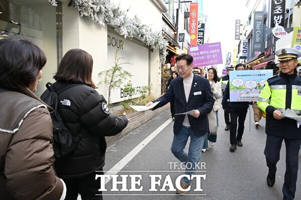 김제선 중구청장이 중부모범운전자회와 함께 기분 좋은 동행 행사를 진행하고 있다. /대전 중구