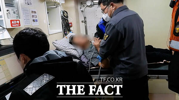 30일 동해지방해양경찰청이 독도및 동해퇴 해상에서 발생한 응급환자 2명을 긴급 이송했다. /동해해경청