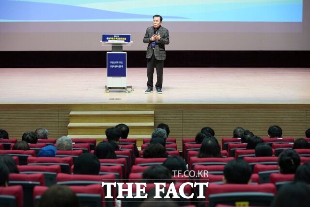29일 국립공주대서 열린 ‘2025 충남마을교육공동체포럼’에서 김지철 교육감이 인사말을 전하고 있다. /충남도교육청