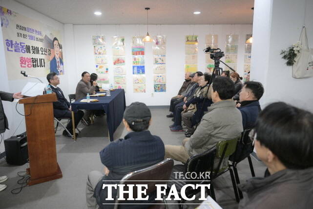 최민호시장이 28일 한솔동에서 시민과 대화를 하고 있다. /세종시