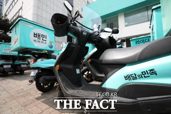 배달의민족 운영사 우아한형제들은 최근 시범 도입한 로드러너를 놓고, 배달 라이더들의 반발이 거세지자 사실과 다른 부분이 있다며 반박에 나섰다. /뉴시스