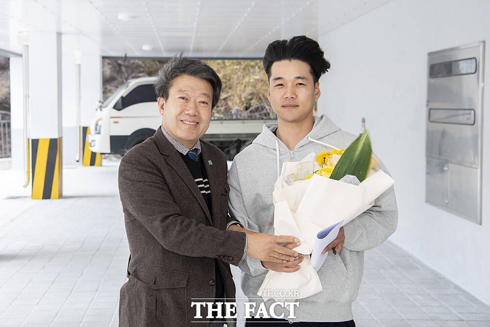 남한권 울릉군수(왼쪽)가 공공임대주택 임주자에게 축하 꽃다발을 전달하고 았다. /울릉군