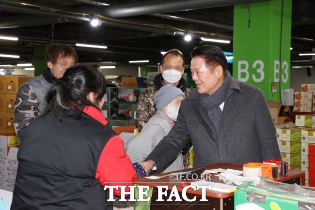 최대호 안양시장이 도매시장을 방문해 중도매인들을 격려하고 있다. /안양시