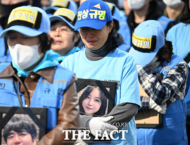 12.29 무안공항 제주항공 여객기 참사 유가족이 1일 오후 서울 용산구 용산역 앞에서 열린 '300일 진상규명 촉구 집회'에서 눈물을 흘리고 있다. /박헌우 기자
