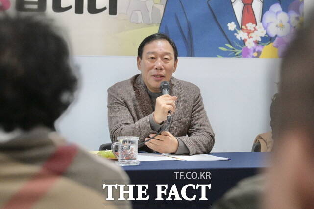 최민호 시장이 28일 한솔동에서 주민 50여 명과 함께 스무 번째 시장과 함께하는 1박 2일을 열고 있다. /세종시