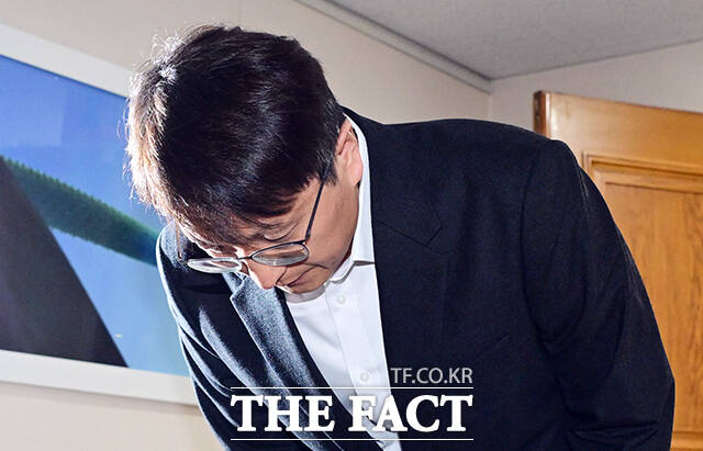 박대준 쿠팡 대표가 30일 오후 서울 종로구 정부서울청사에서 열린 쿠팡 관련 긴급 관계부처 장관회의 참석을 마친 뒤 고개를 숙여 사과하고 있다. /임영무 기자