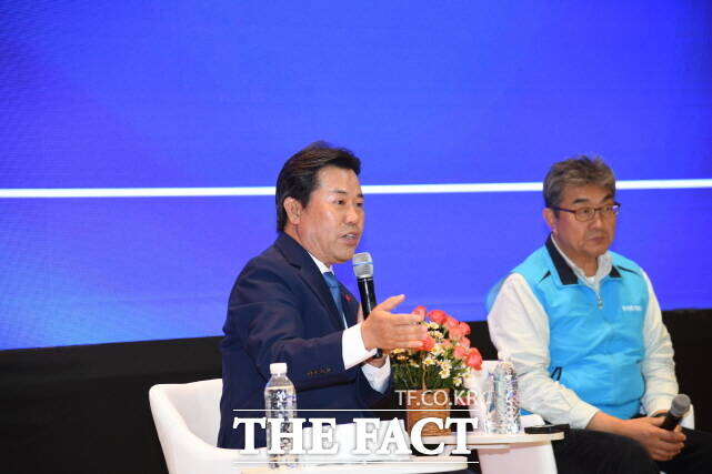 박정현 부여군수가 지난달 28일 규암 국민체육센터에서 열린 ‘2025년 농어촌 기본소득 전국대회’에서 토크콘서트를 주재하고 있다. /부여군