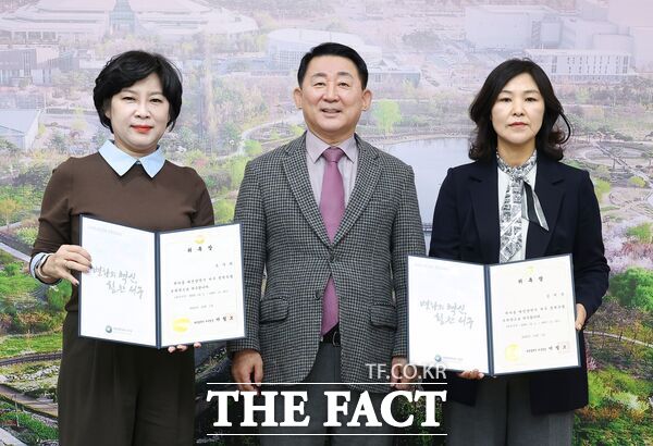 대전 서구는 1일 민간 외교 및 한몽 국제 교류 분야 전문가 2명을 신규 정책특별보좌관으로 위촉했다. (왼쪽부터) 유가희 민간외교특보, 서철모 서구청장, 김지윤 한국·몽골 국제교류특보. /대전 서구