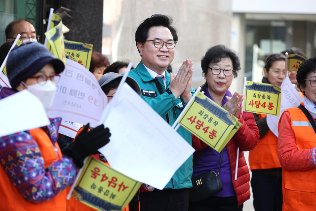 박일하 동작구청장이 지난달 10일, 서울 동작구 사당4동의 이면도로에서 주민들과 39번째 전신주 철거 모습을 지켜보고 있다. /동작구