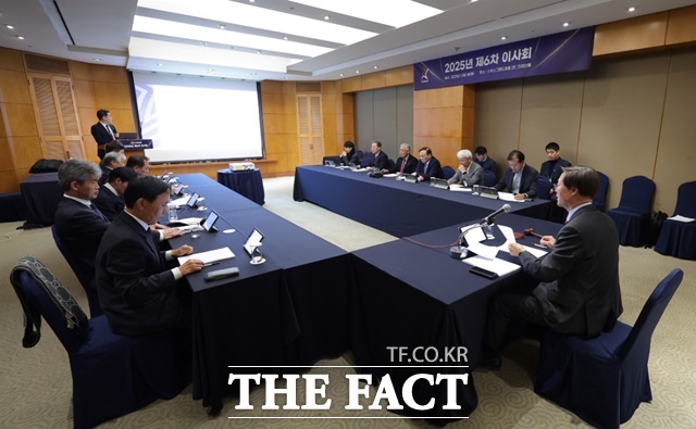 한국프로축구연맹(총재 권오갑')은 1일(월) 2025년도 제6차 이사회를 개최하고 ▲김천상무 연고협약 만료 후 참가 리그 결정, ▲2027시즌 K리그1 참가 팀 수 확대, ▲2026시즌 승강 방식 결정, ▲선수 표준 계약서 개정, ▲전북 타노스 코치 상벌위원회 결과 재심 등의 안건을 의결했다./K리그